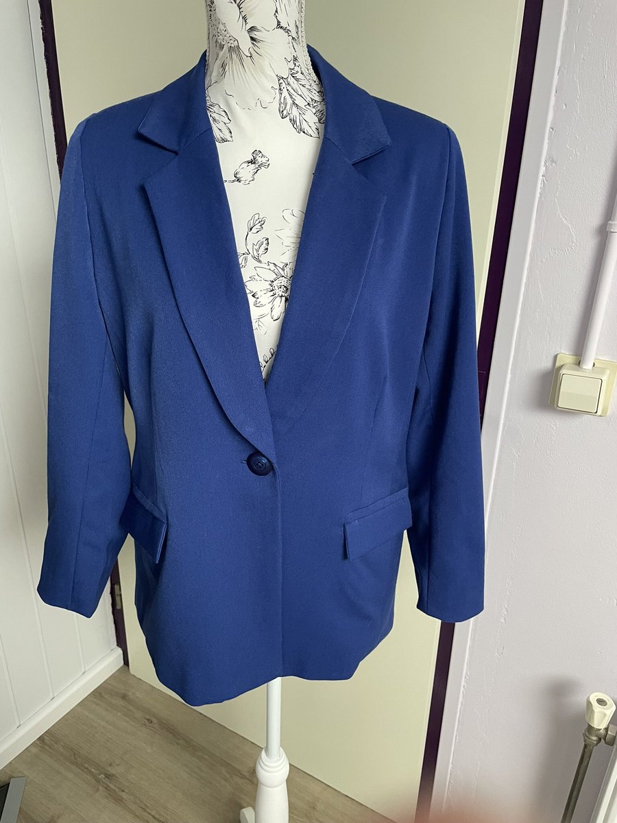 onsan1's tweet image. #mei_nmooistefotos
#kleding
@AnitaPeeters 
Kleding maken is mijn grootste hobby, ook teken ik zelf mijn patronen op mijn eigen maten. Hier een broekpak uit mijn hand