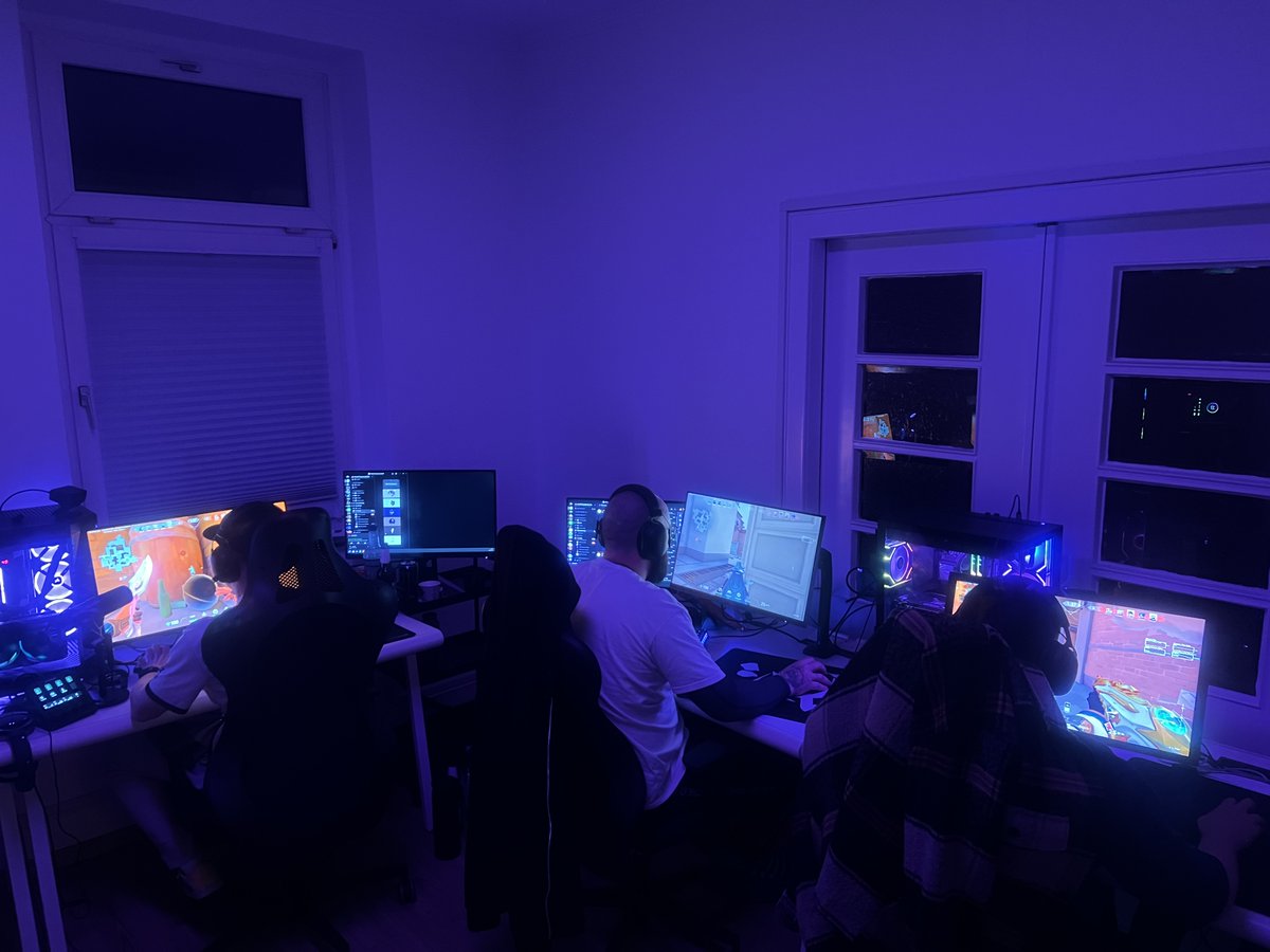 PBX_ESPORT's tweet photo. Bootcamp Day 2 ⚡️@esportshouseger

@interpsure 
@TheGamesJumper 
@mand0_fps 
@dezoSYR 
@scxrrpion 

#PBXFORTHEWIN 👑 https://t.co/IyuKJJEQG2