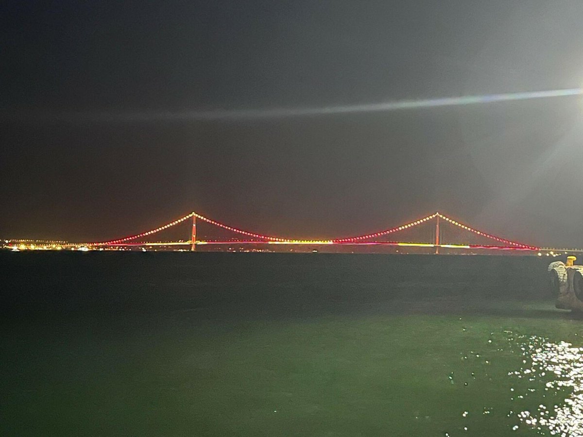 🟡🔴Galatasaray'ın 25'inci şampiyonluğu sonrasında 1915 Çanakkale Köprüsü sarı-kırmızı renklerle ışıklandırıldı.