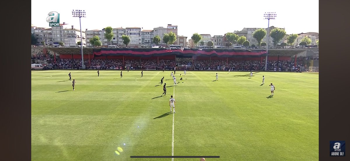 yigitemre0's tweet photo. @onlybanban 2.Ligte Karagümrük Vefa Stadı bi bu kadar da dışarıda vardı. 6 senedir olimpiyatta her maçını deplasman gibi oynuyoruz. Olimpiyata rağmen 1000 kişi seyirci ortalamasıyla oynamış ığdırdan manisadan daha çok seyirci ortalaması yapmış. https://t.co/5KphUiZBsX