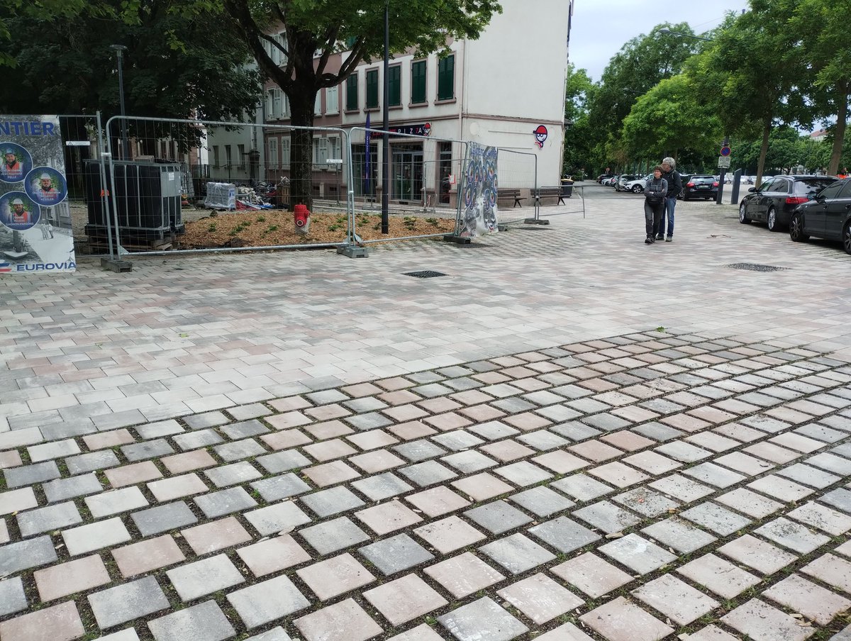 florian_bonet's tweet image. Désimperméabiliser les sols au maximum tout en assurant l&apos;#accessibilité #PMR selon les lignes de désir. De bonnes idées à prendre, je trouve. #pavés