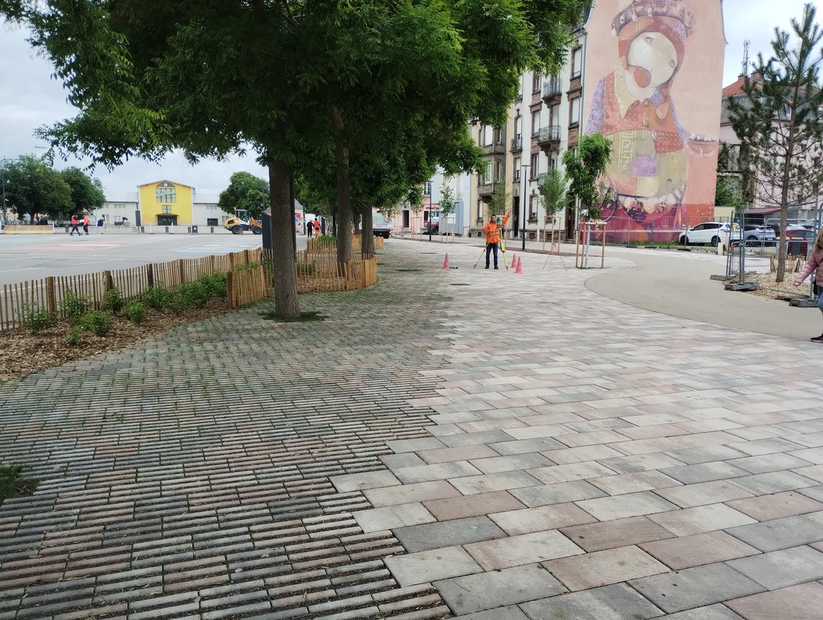 florian_bonet's tweet image. Désimperméabiliser les sols au maximum tout en assurant l&apos;#accessibilité #PMR selon les lignes de désir. De bonnes idées à prendre, je trouve. #pavés