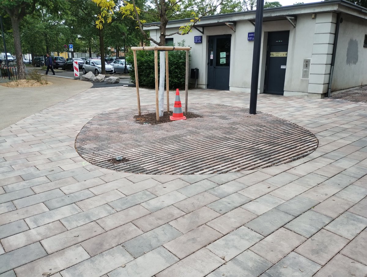 florian_bonet's tweet image. Désimperméabiliser les sols au maximum tout en assurant l&apos;#accessibilité #PMR selon les lignes de désir. De bonnes idées à prendre, je trouve. #pavés