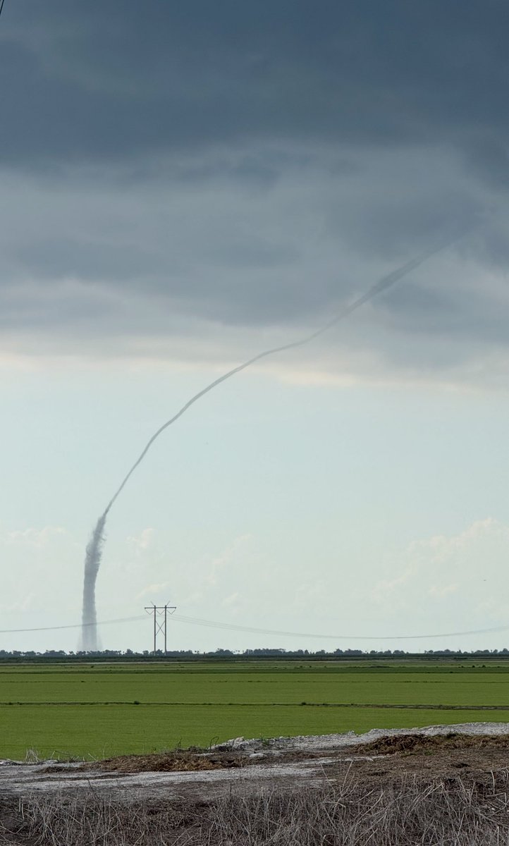 Now: ongoing landspout in western Palm Beach County Florida about 1 to 2 miles north east of Canal Point, FL. Duration 6 to 10 minutes and slowly beginning to dissipate. <a href="/NWSMiami/">NWS Miami</a>