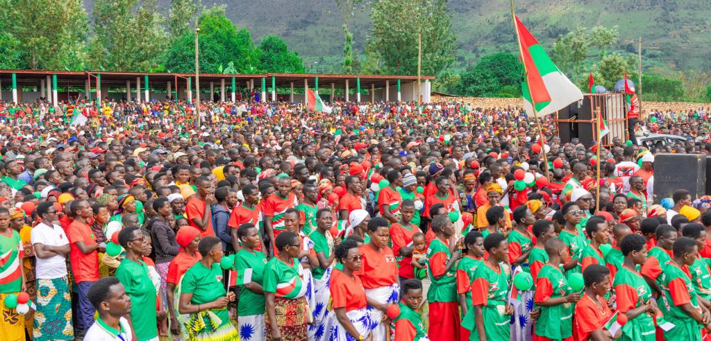 barampenze's tweet photo. Le 24 mai 2025, le Secrétaire général du @CnddFdd, @R_Ndikuriyo, a participé à un grand rassemblement de soutien à #Gishubi. Des milliers de Bagumyabangas y ont pris part en arborant les couleurs du parti. La section locale s’est dite honorée de cette visite.
@gakizafierte https://t.co/xKrzUmwPxn