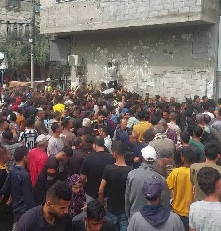 تخيلوا كل هؤلاء من أجل الحصول ع رغيف خبز💔