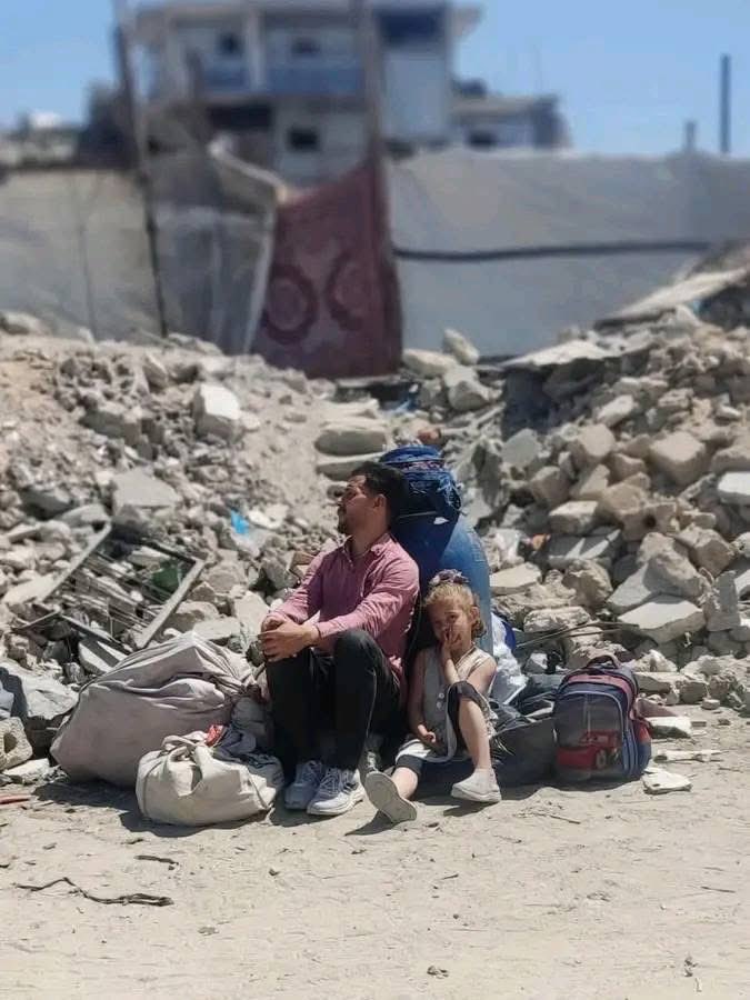 إذا انفض الناس عن غــ.. ــز ة وملوا من أخبارها

فلا تتخلى عنها حتى لو كنت وحدك💔