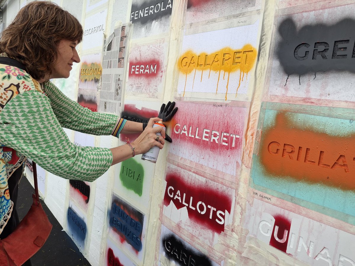 Culminació del projecte "mOts" #mOtsart de <a href="/xarxadeparcs/">Xarxa de Parcs Naturals</a> i <a href="/bibliotequesXBM/">BibliotequesXBM</a> <a href="/diba/">Diputació de Barcelona</a> #parcsibibliotequesnaturalment Un 3 en 1: llengua, memòria històrica i art. 150 paraules pintades a <a href="/BesartRiver/">BesArt The River Museum</a> del #ParcFluvialBesòs amb suport de <a href="/EscNatCorredor/">EscolaNaturaCorredor</a> <a href="/RiudebitllesTdA/">RTd'A</a>