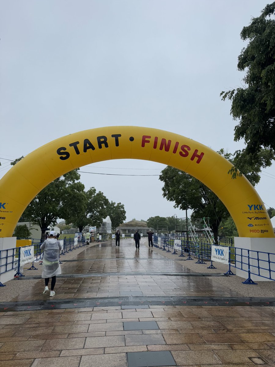 dofiro's tweet photo. 今日は黒部名水マラソンの日🏃‍♀️ガッツリ雨です☔️雨の中のフルマラソンは久々wどんな状況でも楽しんできます😊 https://t.co/cUvClLJo9B