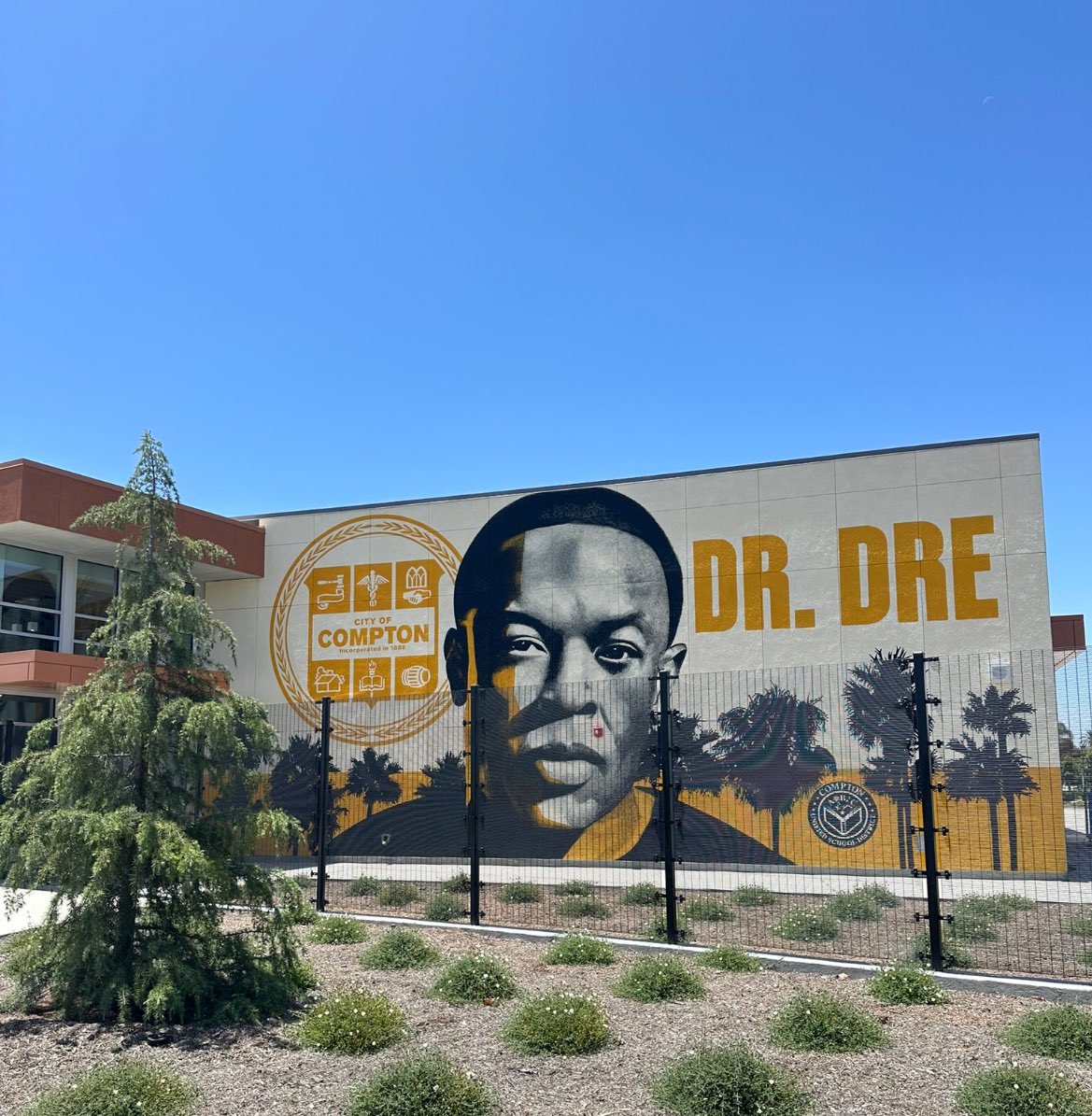 dj2high's tweet photo. Dr Dre が20ミリオン寄付して地元コンプトンのコンプトン高校の新校舎を建築した！ https://t.co/yj4DxQi7uG