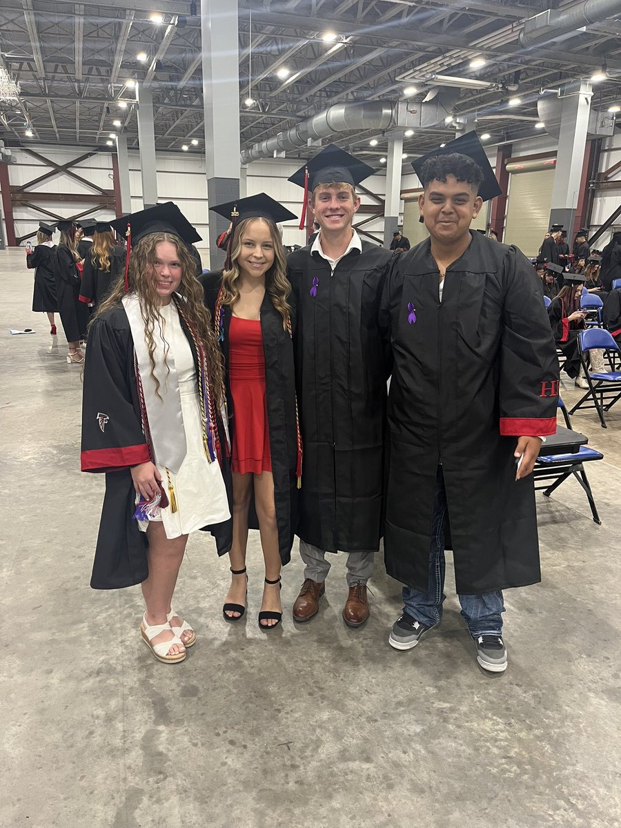HuffmanTennis's tweet photo. Congrats to these 4 and the class of 2025!!!! 🎓❤️🎾 https://t.co/3YIJbTG5cP