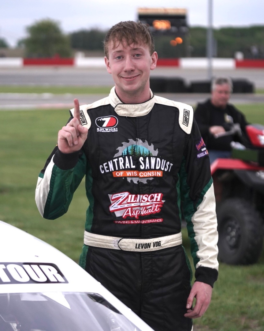 MidwestTour's tweet image. ⏱️ @Levon231 sets a new track record in qualifying for tonight’s Salute the Troops 100 at @jeffersonspeed. VDG set a fast time of 13.116, blowing away the old record of 13.230.

Results: starsnationaltour.com/2025-salute-th…

LIVE NOW on TrackTV.com

#ASAMT 🏁