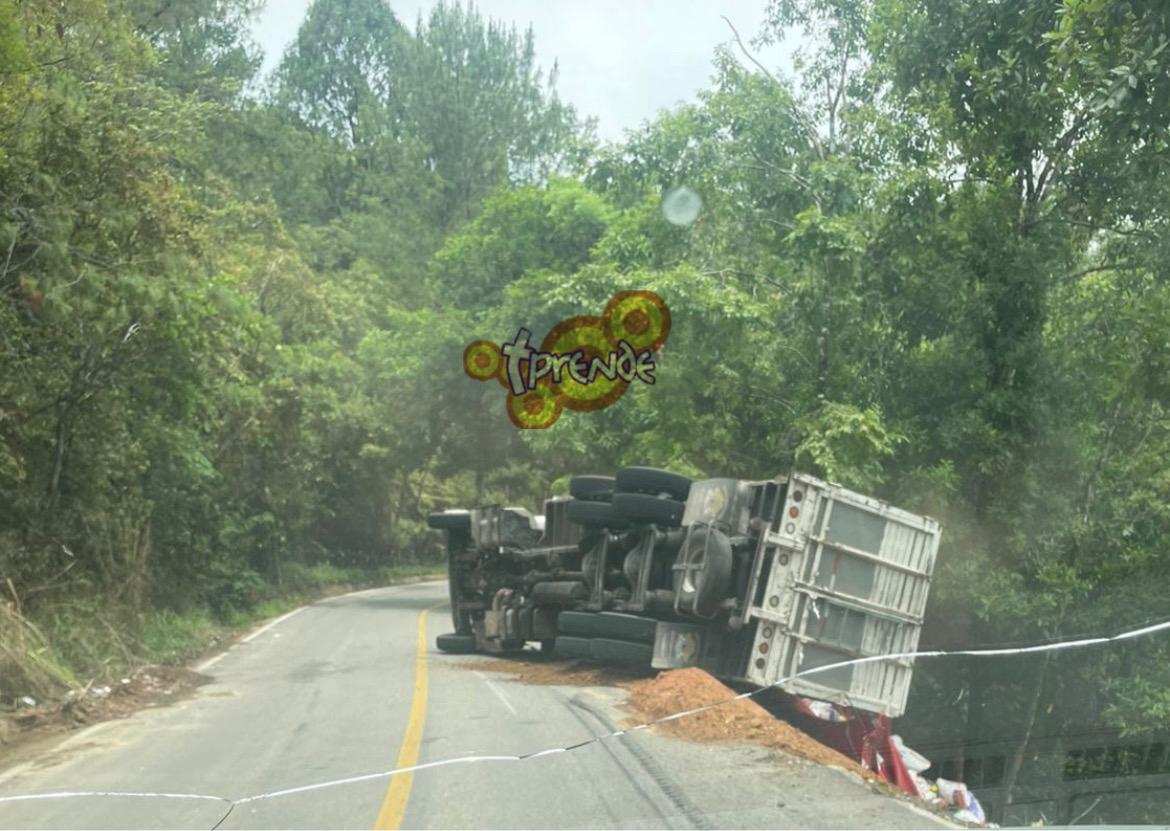 #Precaución 
Se registró la volcadura de un tortón con maíz en la carretera 125, a la altura de El Oasis. 
Corporaciones de seguridad se encuentran en la zona 🚓.
Obedezca las señales.