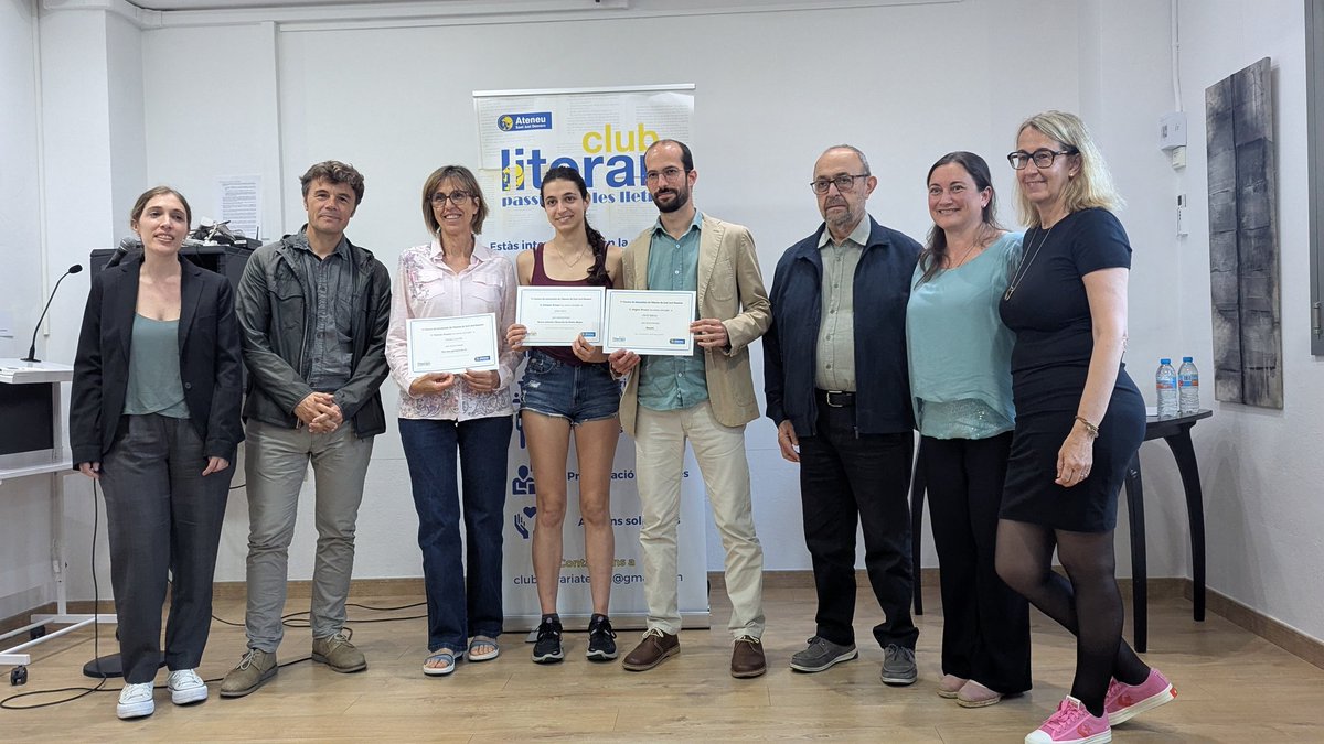 Ràdio Desvern (@radiodesvern) on Twitter photo 📖🖋️El #ClubLiterari de l'#AteneuSantJust ha fet l'acte d'entrega dels premis del 1r Concurs de Microrelats, dins la programació de la #FestaMajor de l'Ateneu
👉Han entregat premis: l'Alcalde <a href="/joanbasaganyas/">Joan Basagañas</a>, el President de l'Ateneu Miquel Obradó i l'escriptora <a href="/paulavidalbooks/">Paula Vidal</a> 📖🖋️El #ClubLiterari de l'#AteneuSantJust ha fet l'acte d'entrega dels premis del 1r Concurs de Microrelats, dins la programació de la #FestaMajor de l'Ateneu
👉Han entregat premis: l'Alcalde <a href="/joanbasaganyas/">Joan Basagañas</a>, el President de l'Ateneu Miquel Obradó i l'escriptora <a href="/paulavidalbooks/">Paula Vidal</a>