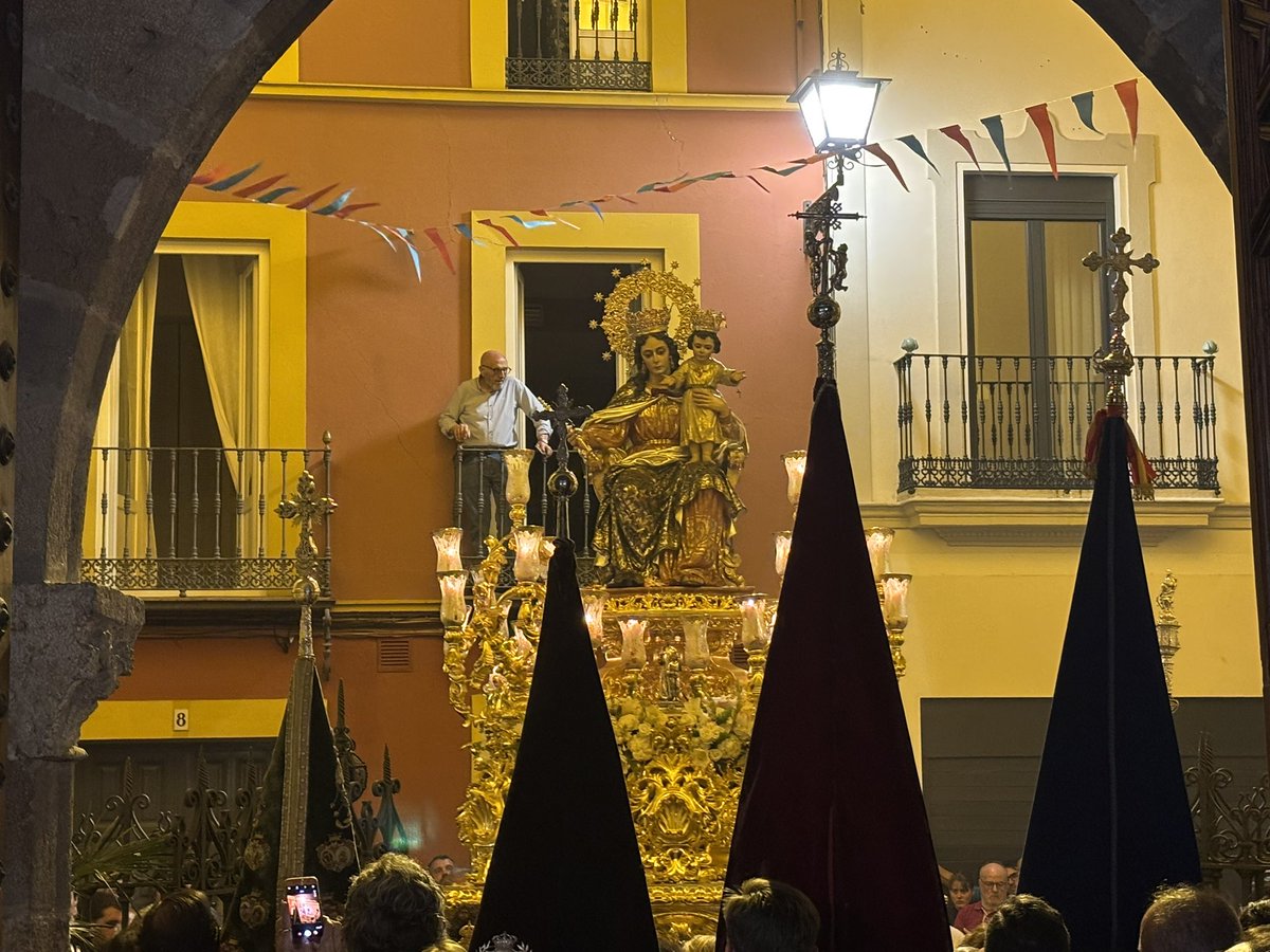 🟢 #EstandarteDS | [22:24] La <a href="/AuxiTriana/">Auxiliadora de Triana</a> hace estación en <a href="/SantaAnaTriana/">Real Parroquia de Señora Santa Ana</a>, donde la reciben la <a href="/PastoraDeTriana/">Divina Pastora de Triana</a>, el <a href="/CarmenStaAna/">Hdad. Carmen de Santa Ana</a>, <a href="/MdDiosRosario/">Madre de Dios del Rosario</a> y el <a href="/rociodetriana/">Hdad Rocío de Triana</a> 
📸 <a href="/rubenarroyoo/">Rubén Arroyo</a> 
#GloriasSevilla25