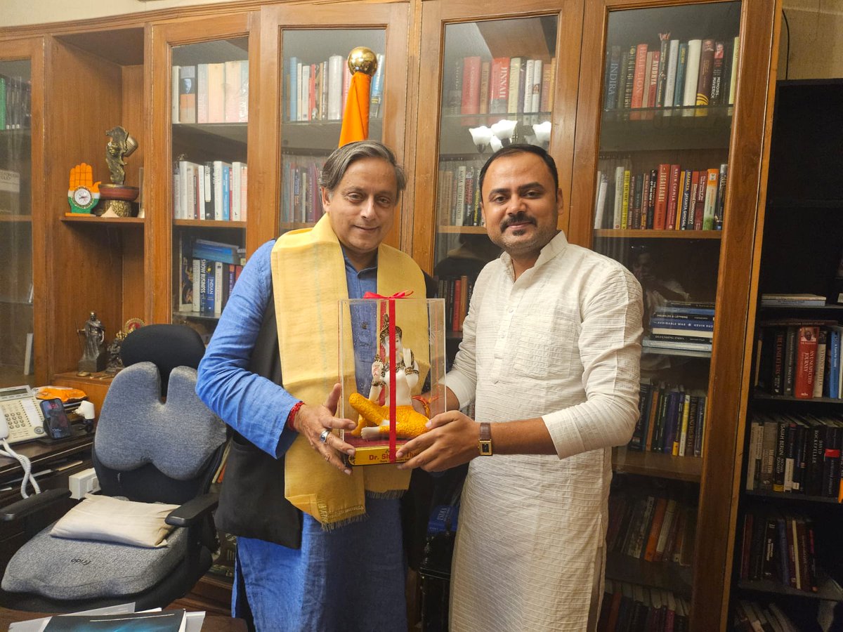 IMDharmendr's tweet photo. जब लफ़्ज़ों का सिपाही मैदान में उतरता है,
तो सच भी सर झुका के सलाम करता है।
डॉ. थरूर, आपकी ज़ुबान नहीं, एक फ़रमान है,
जो पाँच मुल्कों तक हिंदुस्तान का अरमान है।
पाकिस्तान के झूठ का अब हिसाब होगा,
जब थरूर जैसे वीर का जवाब होगा!

 #IndiaVoice #DiplomaticStrike @ShashiTharoor https://t.co/iG7mghiTwy