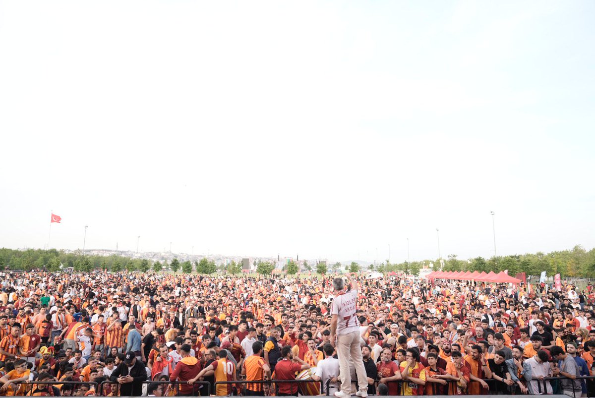 Galatasaray YK Genel Sekreteri Eray Yazgan: "Taraftarlarımızın, Yenikapı alanına özel araçlarıyla gelmemeleri gerekiyor. Araba park edilecek bir alan yok. Deniş ulaşımı da mümkün değil. Sadece metro ve marmarayla gelebilecekler buraya."