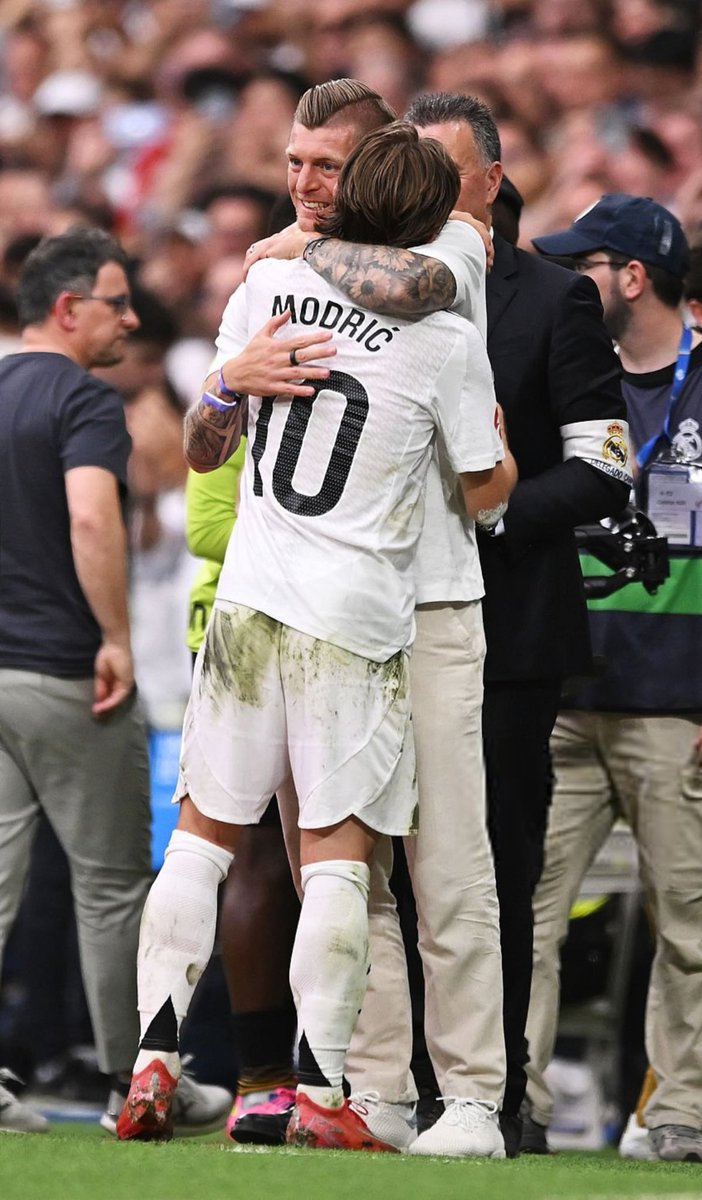 OAUsportS's tweet photo. Kross, Modric'i yalnız bırakmıyor. 🥲 🥲 https://t.co/6tXA9KGSgE