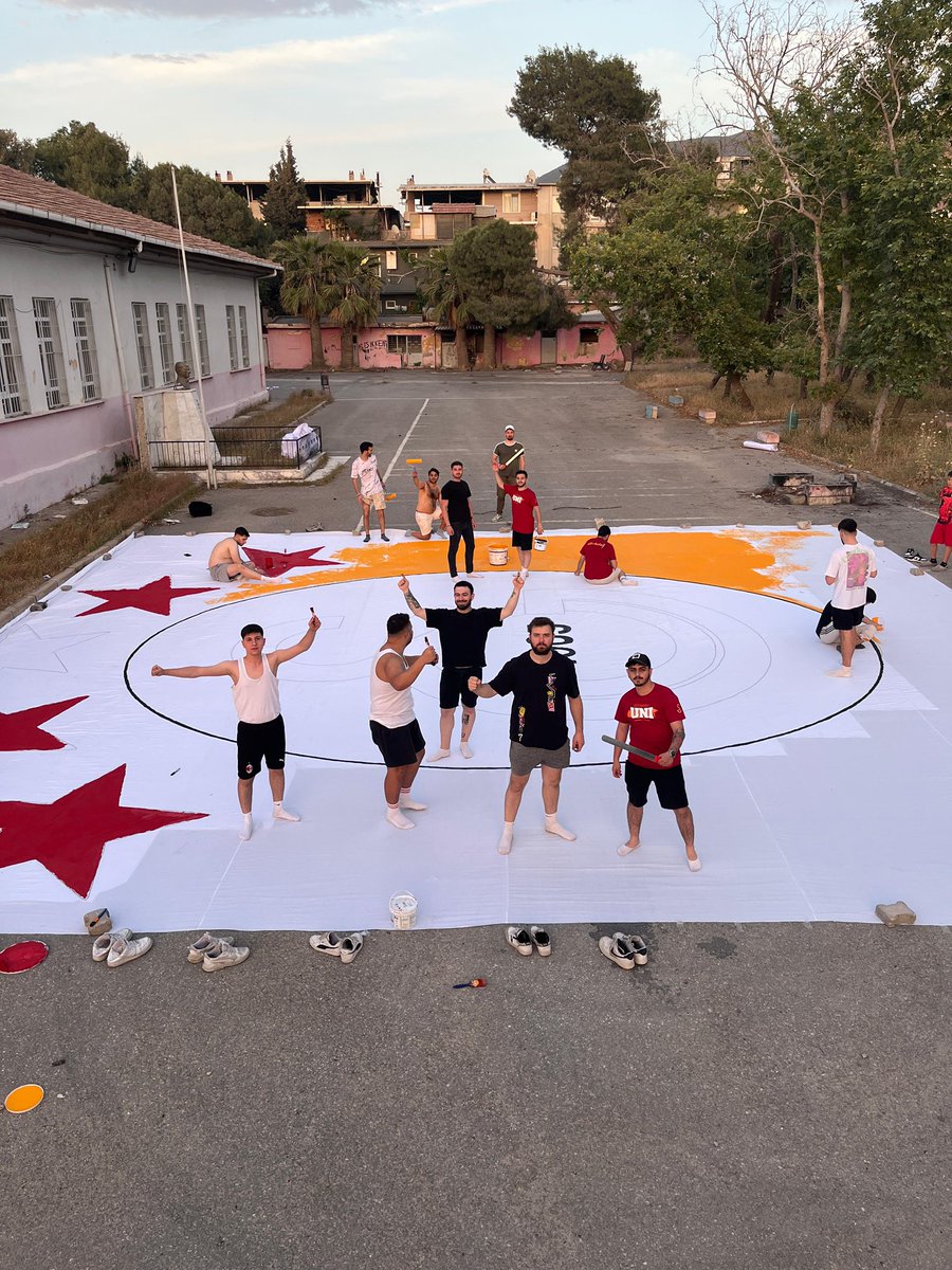 Günler boyu uykusuz mücadele, zihinsel ve fiziksel yorgunluk ve değeri paha biçilmez onlarca kardeşimizin emeği. Çok şükür üstesinden geldik. Yıllardır verdiğimiz mücadelemizin ve çabamızın adı, sebebi, gururu; yüce Galatasaray! 
ultrAslan UNI, sonsuza dek !