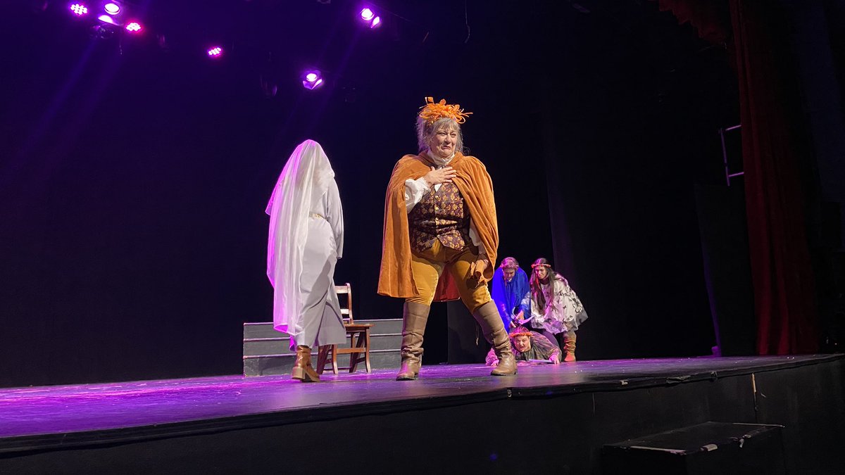DaRevenga's tweet photo. Divertidísima obra “Jualloween” del grupo de teatro de la @CManchaValde dentro del Festival Villa de #Valdemoro.

Un clásico, mezclado con lo actual, la música y con el humor siempre de hilo conductor. 
Merece la pena 😃
@PSOEValdemoro 
#Cultura https://t.co/t81yT2F7wB