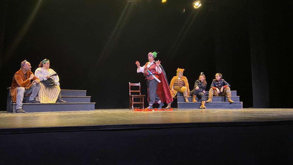 DaRevenga's tweet photo. Divertidísima obra “Jualloween” del grupo de teatro de la @CManchaValde dentro del Festival Villa de #Valdemoro.

Un clásico, mezclado con lo actual, la música y con el humor siempre de hilo conductor. 
Merece la pena 😃
@PSOEValdemoro 
#Cultura https://t.co/t81yT2F7wB