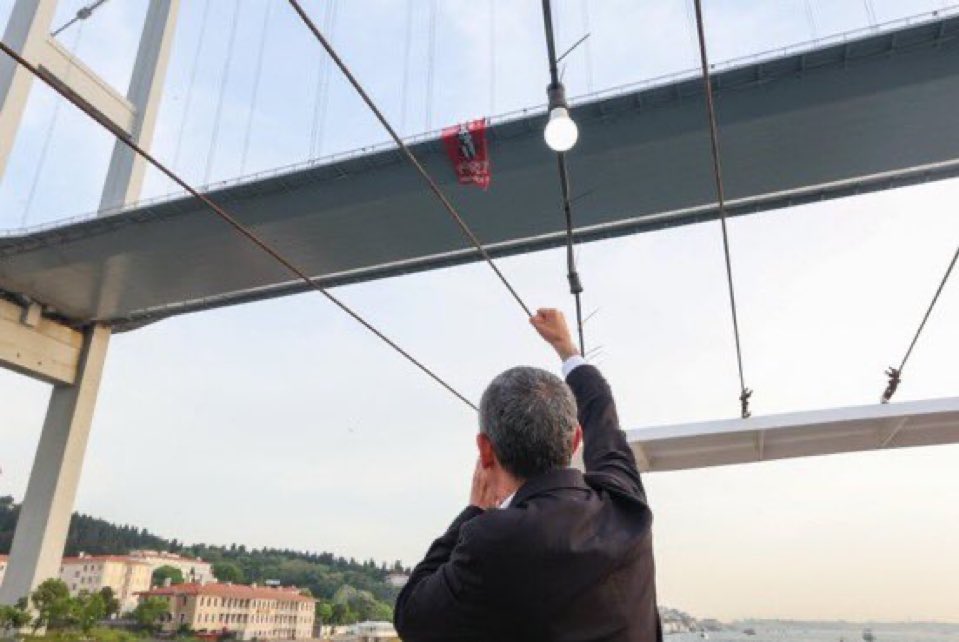 Saraylar saltanatlar çöker 
Kan susar bir gün 
Zulüm biter. 
Menekşeler de açılır üstümüzde 
Leylaklar da güler. 
Bugünlerden geriye, 
Bir yarına gidenler kalır 
Bir de yarınlar için direnenler...