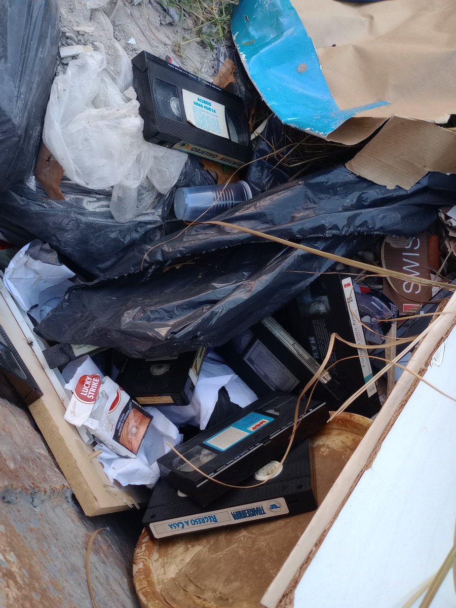 Amantes del vhs no sé si ahí hay algo que valga. En Ramos Mejía. Alsina 387 en un volquete.
