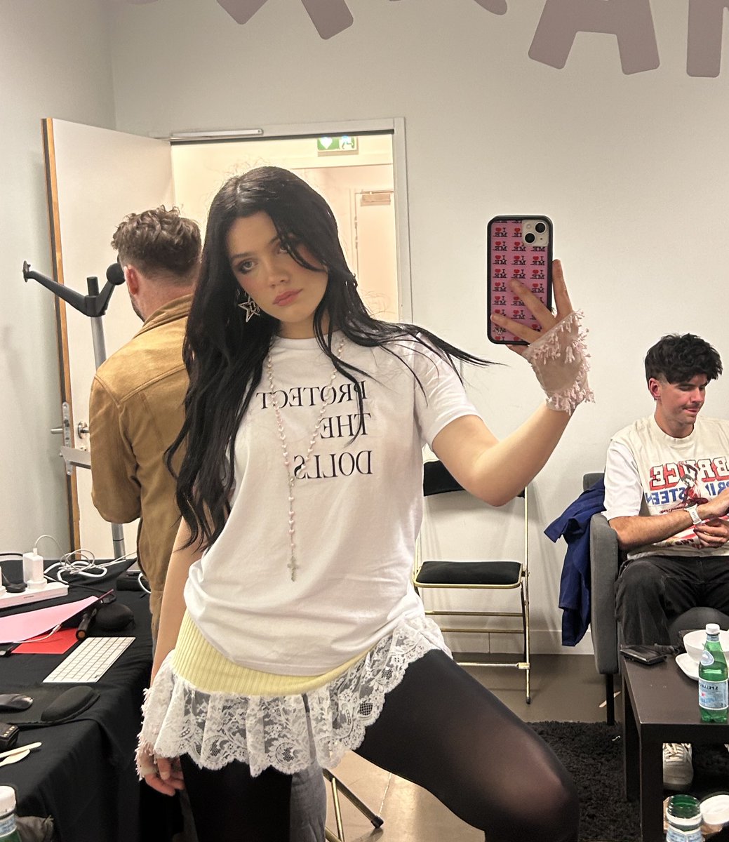 alessir0se's tweet image. just played the biggest arena in europe ! protect the dolls ! 🩷🤍🩵