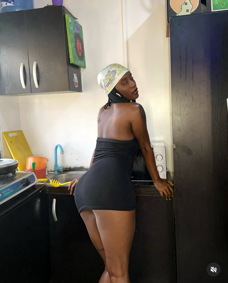 IfunanyaDelilah's tweet photo. I break into your house &amp; u find me in the kitchen like this. What would you do? https://t.co/sIK5c59Lop