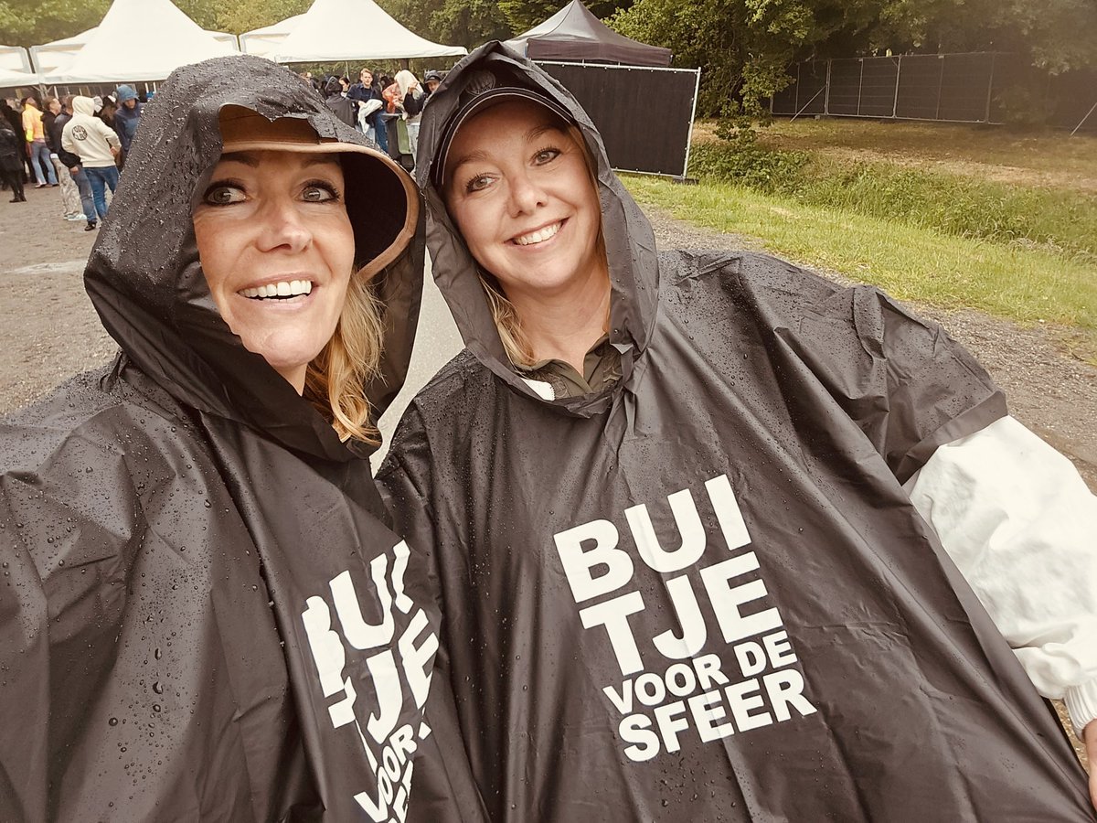 Ik wil jullie laten weten dat ik vanmiddag een half uur m’n haar heb geföhnd! Ik had een extreem goede haardag! Einde bericht! #emporium