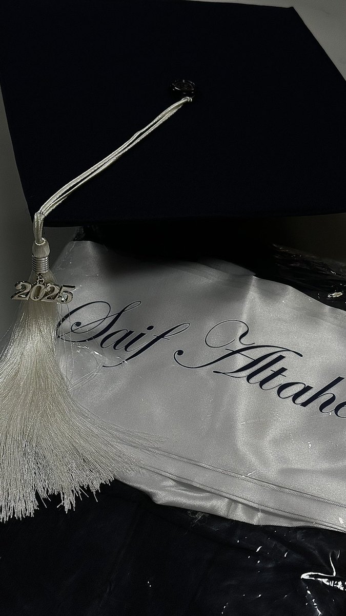 sss3lt's tweet photo. 🎓 https://t.co/qvk31R404h