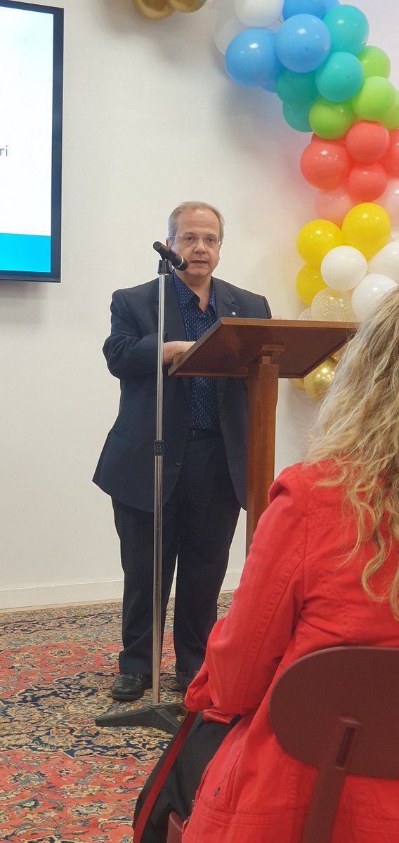 afersreligiosos's tweet photo. Avui el director @ramonbassas ha assistit a la inauguració del nou local de l'Institut Bahá'í de Sabadell, un centre d'educació i de servei obert al barri i a la ciutat. Ha felicitat la comunitat pel local i per la tasca feta. https://t.co/UgyOMfGlCr