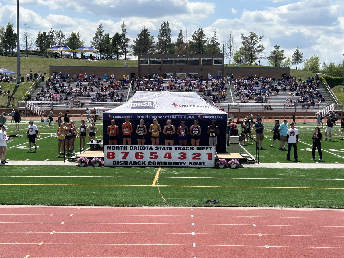 Congrats to Kia Ray on her 3rd place finish in the 200m dash. She ran a new PR and broke her school record 🙌