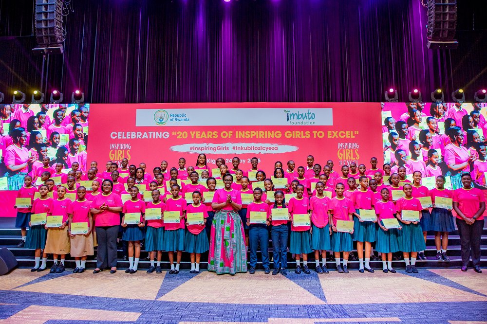 IGIHE (@igihe) on Twitter photo Madamu Jeannette Kagame yasabye abahembwe muri gahunda y’Inkubito z’Icyeza kwirinda abashobora kubagusha mu bishuko bagamije kubayobya ahubwo bagaharanira kugira uruhare mu iterambere ry’Igihugu.
✍️:<a href="/DoNtabareshya/">Ntabareshya Jean de Dieu</a>
➡️:igihe.com/amakuru/u-rwan… Madamu Jeannette Kagame yasabye abahembwe muri gahunda y’Inkubito z’Icyeza kwirinda abashobora kubagusha mu bishuko bagamije kubayobya ahubwo bagaharanira kugira uruhare mu iterambere ry’Igihugu.
✍️:<a href="/DoNtabareshya/">Ntabareshya Jean de Dieu</a>
➡️:igihe.com/amakuru/u-rwan…