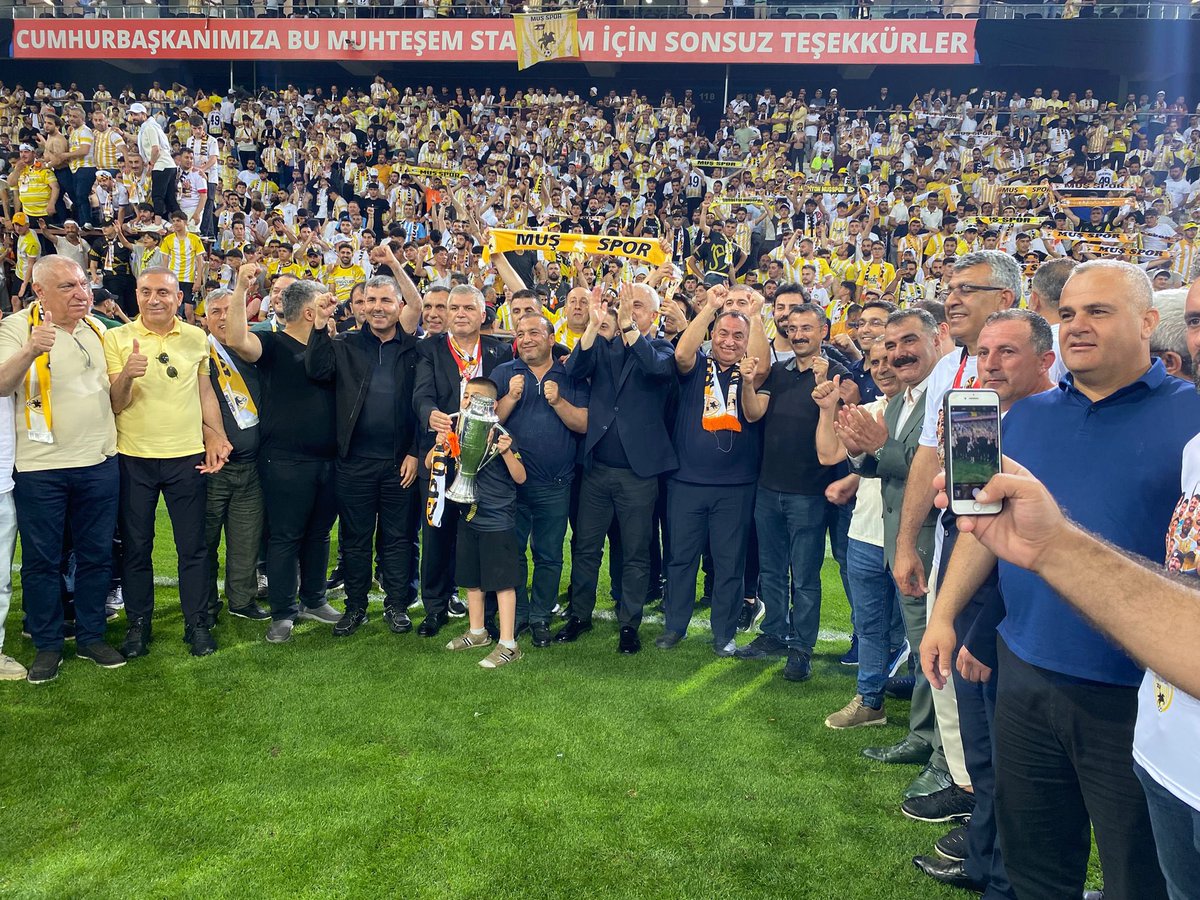 Şampiyon Muşspor 💛🤍🏆

Geçtiğimiz sezon Play-off finalinde penaltılara yenik düşerek kaçırdığı şampiyonluğun ardından, bu sezon hak ettiği 2. Lig'e yükselen Muşsporumuzu gönülden kutluyorum! Teknik ekipten sporculara, yönetimden tüm çalışanlara kadar bu büyük başarıda emeği