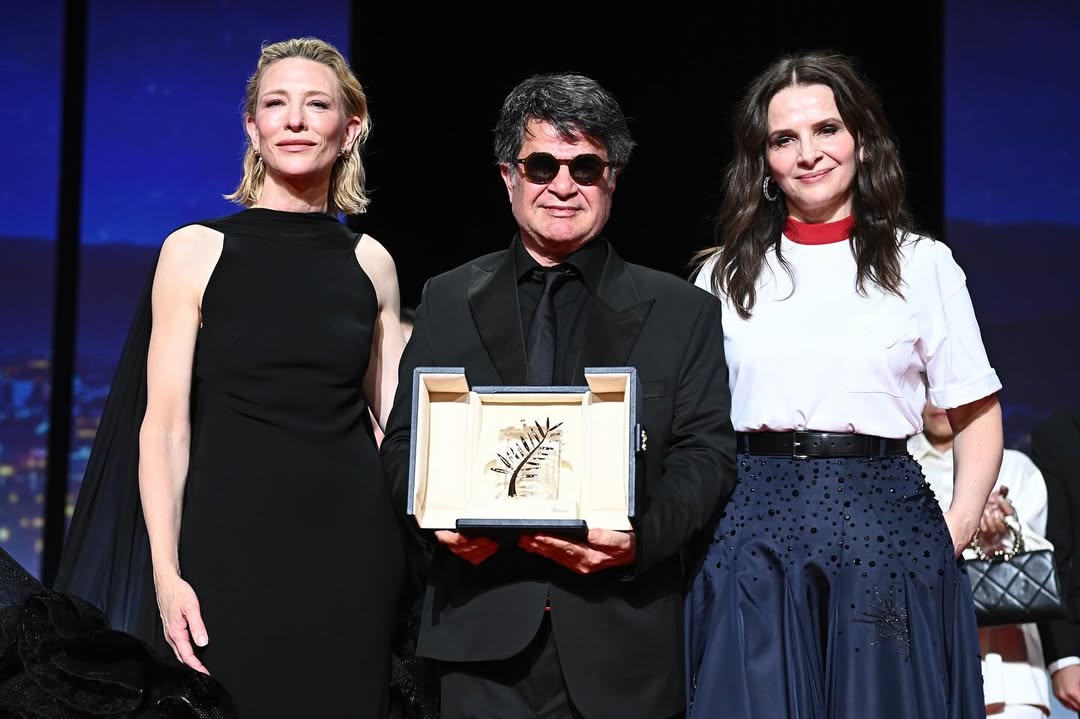 📷 | Juliette Binoche and Cate Blanchett present the Palme d’Or to Jafar Panahi for 'It Was Just an Accident' at the #Cannes2025 closing ceremony.