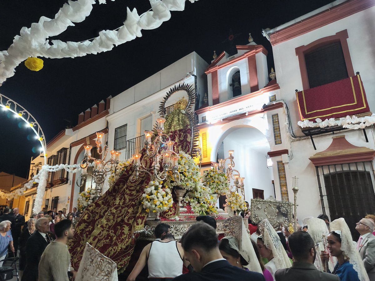 🔴 PROCESIÓN | 22:45 | La Santísima Virgen se presenta ante la querida hermandad sacramental.

#SoledadCoronadaHuévar
