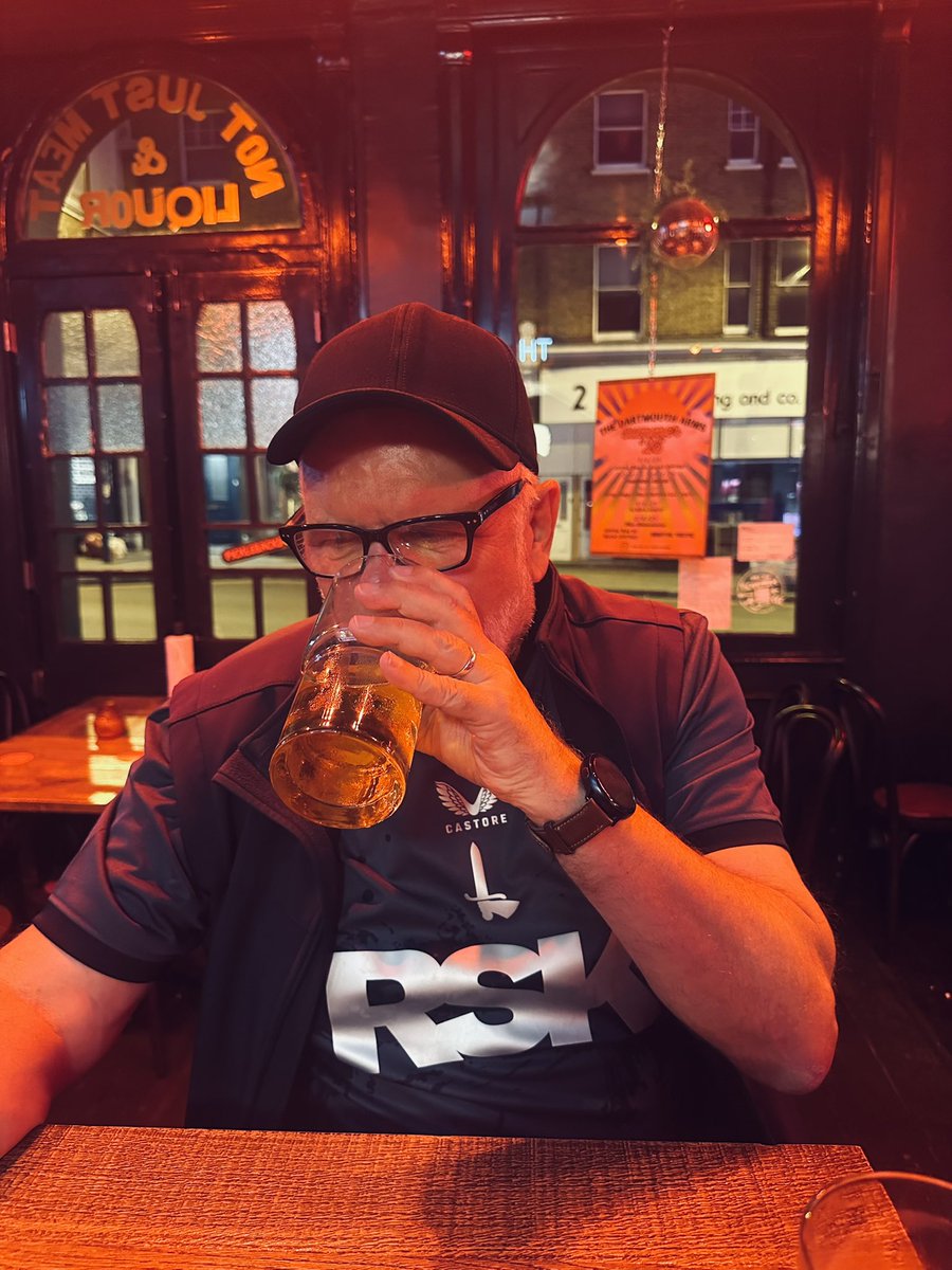 In London, ready for tomorrow. <a href="/SeanyDSmith/">Sean</a> ❤️ #cafc