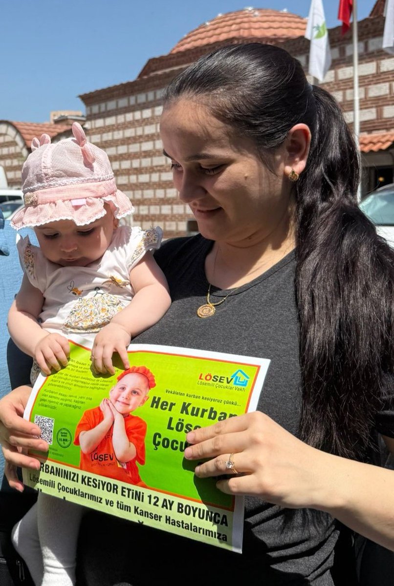 muvural's tweet photo. Bir Gülümseme, Bin Umut: 
Sen de Mutlu Et!

LÖSEV’e yapacağınız vekaleten kurban bağışı, lösemi ve kanser ile mücadele eden binlerce çocuk ve ailesine umut, sağlık ve destek olarak geri dönüyor. Et ve et ürünleri yıl boyunca ihtiyaç sahibi ailelerimize  ulaştırılıyor, bağışlarınız hayat oluyor.

Bu Kurban Bayramı'nda da gelin  bağışınız yalnızca bir ibadet değil, aynı zamanda bir çocuğun hayatına dokunan şefkatli bir el olsun.İyiliği çoğaltmak, sofralara umut taşımak senin elinde.

Kurbanını LÖSEV’e bağışla, bir çocuğu mutlu et.
@hulya_unver 
@julidearifoglu