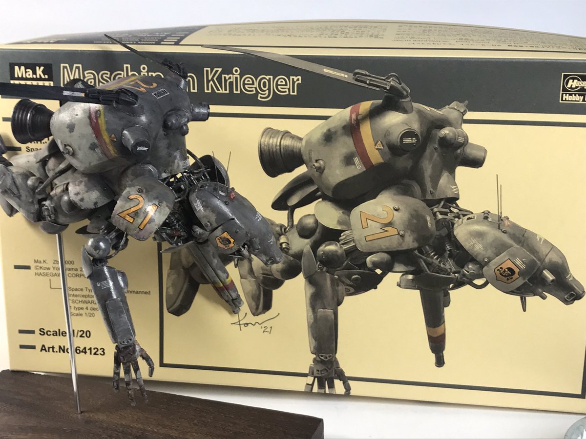 シュバルツフント完成です。
宇宙空間を漂う姿勢のグロフンはいつか作ってみたかったので。
塗装パターンは毎度悩みますが、全く思いつかないのでパッケージを真似してみました。やっぱりかっこいい！