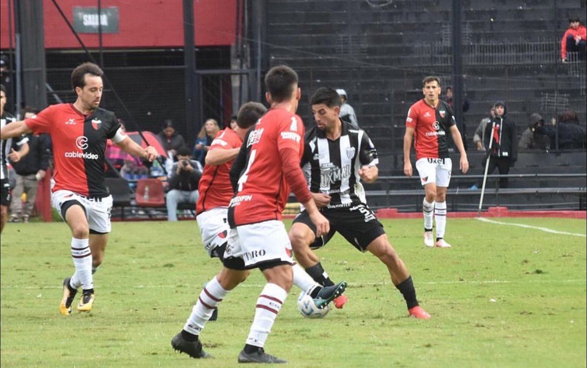 #Estudiantes volvió a sumar en condición de visitante ⚽️

En Santa Fe, el Pincha igualó sin goles ante #Colón.

#SiempreEsSiempre