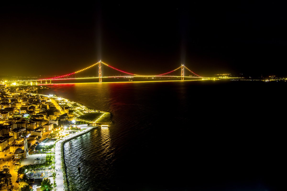 🟨🟥 Çanakkale köprüsü sarı kırmızı.