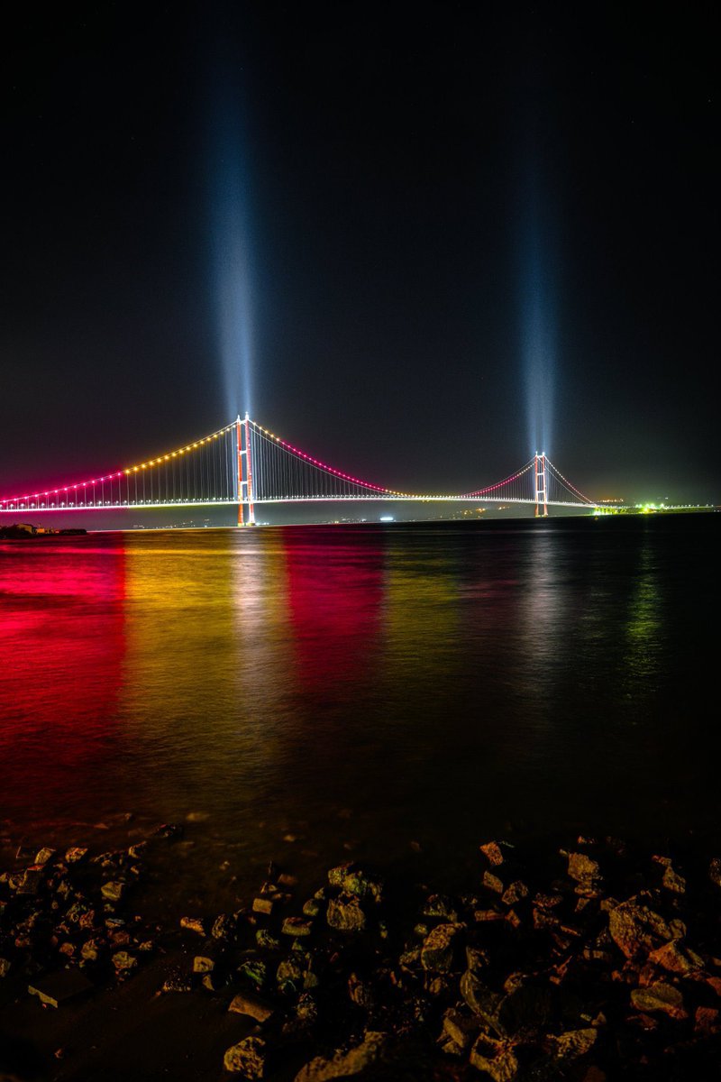 Çanakkale Köprüsü, Galatasaray'ın 25. şampiyonluğu sebebiyle sarı-kırmızı aydınlatıldı.