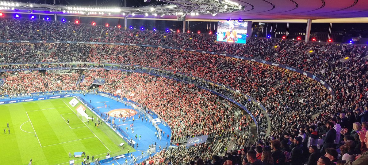 Pierre_B_y's tweet image. Tous les Rémois sont restés après le coup de sifflet. Ils n'ont jamais cessé de chanter.