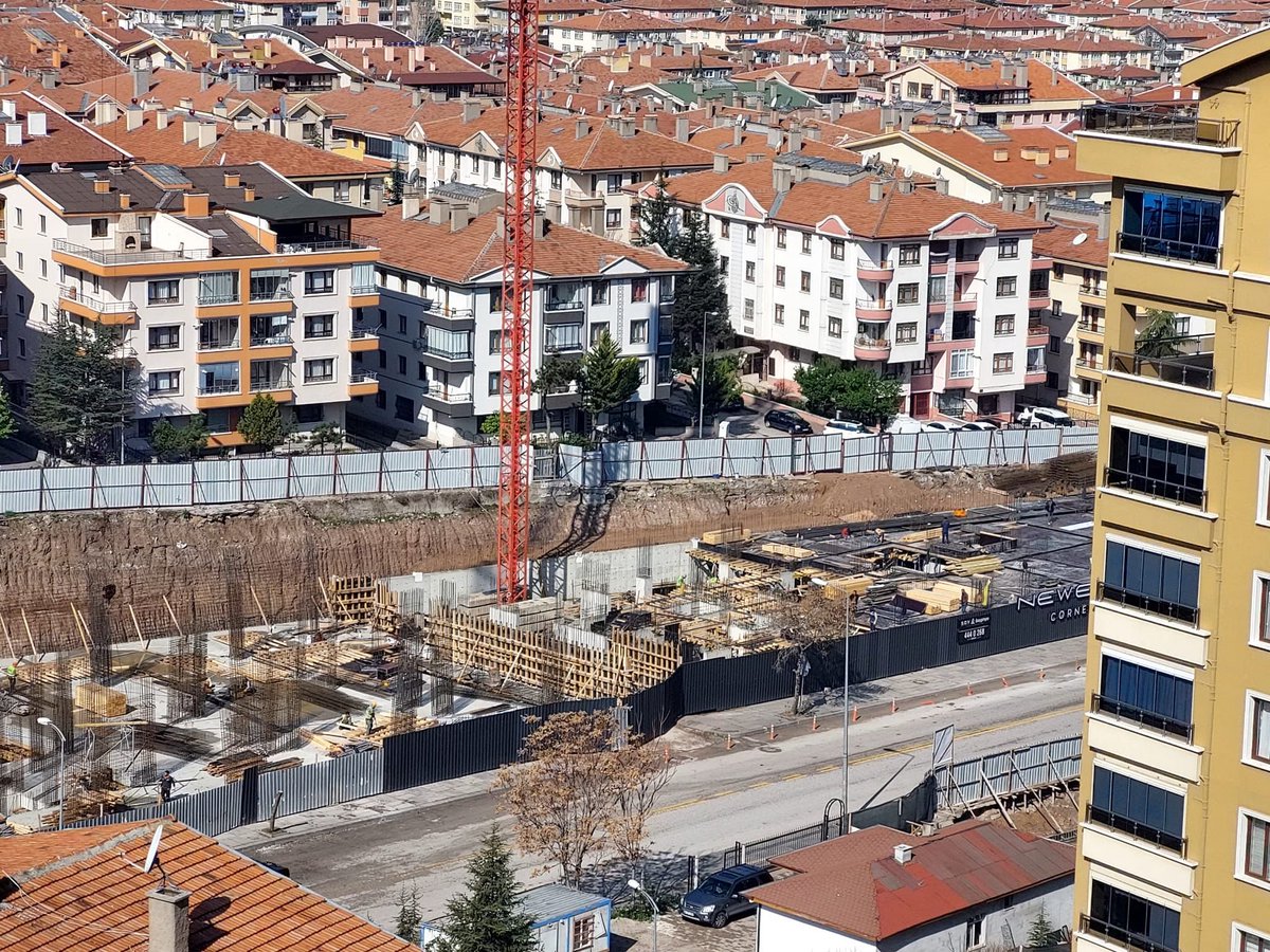 alattnd's tweet photo. Ankara Güneşevler Mah. 5 katlı imar izni olan bir yere nasıl olurda 17 katlı bina yapılıyor. Bu 5 Katlı binada oturanların  güneşi kesiliyor, nefesi kesiliyor. Yazık günah. Mah. sakinleri olarak konunun araştırılmasını talep ediyoruz. https://t.co/ZEReziPQbo
