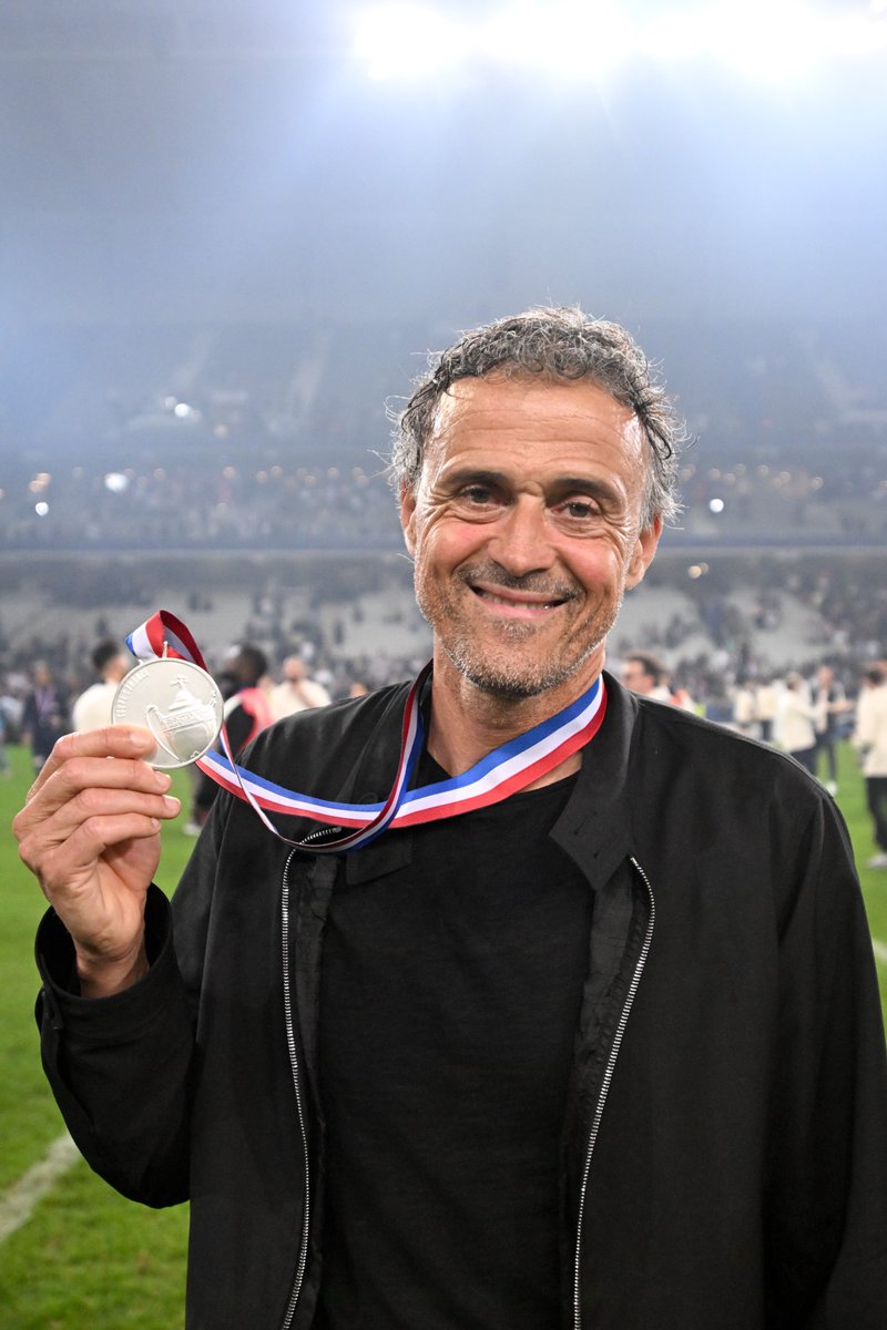 _BeFootball's tweet photo. 🚨 LUIS ENRIQUE 🇪🇸 𝗔𝗣𝗣𝗢𝗦𝗘 𝗦𝗢𝗡 𝗘𝗠𝗣𝗥𝗘𝗜𝗡𝗧𝗘 𝗔𝗨 𝗣𝗦𝗚 ! 📚🇫🇷

Le coach du PSG devient le 𝟭𝗘𝗥 𝗘𝗡𝗧𝗥𝗔𝗜̂𝗡𝗘𝗨𝗥 à réussir le 𝗗𝗢𝗨𝗕𝗟𝗘́ L1/𝗖𝗼𝘂𝗽𝗲 𝗱𝗲 𝗙𝗿𝗮𝗻𝗰𝗲 lors de 𝗰𝗵𝗮𝗰𝘂𝗻𝗲 𝗱𝗲 𝘀𝗲𝘀 𝗱𝗲𝘂𝘅 𝗽𝗿𝗲𝗺𝗶𝗲̀𝗿𝗲𝘀 𝘀𝗮𝗶𝘀𝗼𝗻𝘀 en France ! 🔥🏆

𝗛𝗜𝗦𝗧𝗢𝗥𝗜𝗤𝗨𝗘 🤯

@Statsdufoot
