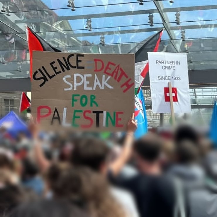 gegen_oben's tweet photo. In Bern kam es heute zu einem starken, mit Palästina solidarischen, Ausdruck. Über 5000 Menschen zogen wild durch die Stadt. Die Polizei versuchte mit Gewalt Teile des Umzuges zu stoppen, doch die Massen waren entschlossen und so mussten sie sich zurückziehen. 

1/2 https://t.co/s5hO03EEWC