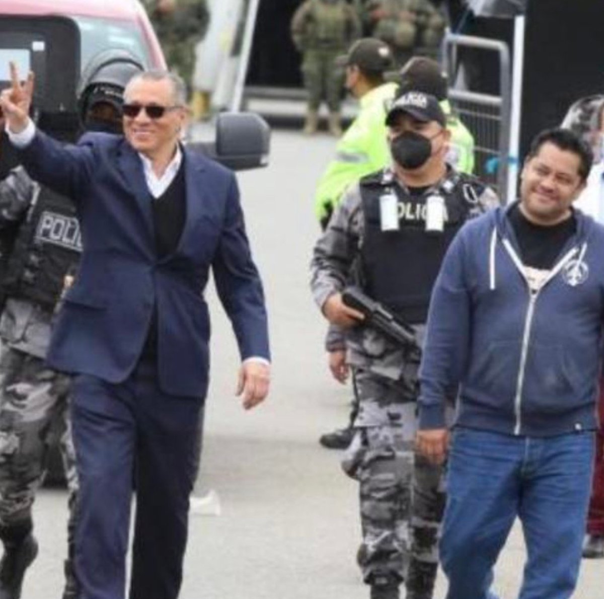 El Suero De La Verdad (@suerodlaverdad1) on Twitter photo La política en este país es asquerosa, aquí la muestra palpable, <a href="/DanielNoboaOk/">Daniel Noboa Azin</a> cometiendo los mismos errores que en su primer mandato una desgracia!! Lo que si me llama la atención es que la horda de trolls de la secta de prófugos del ácido fólico no están gritando traidores a La política en este país es asquerosa, aquí la muestra palpable, <a href="/DanielNoboaOk/">Daniel Noboa Azin</a> cometiendo los mismos errores que en su primer mandato una desgracia!! Lo que si me llama la atención es que la horda de trolls de la secta de prófugos del ácido fólico no están gritando traidores a