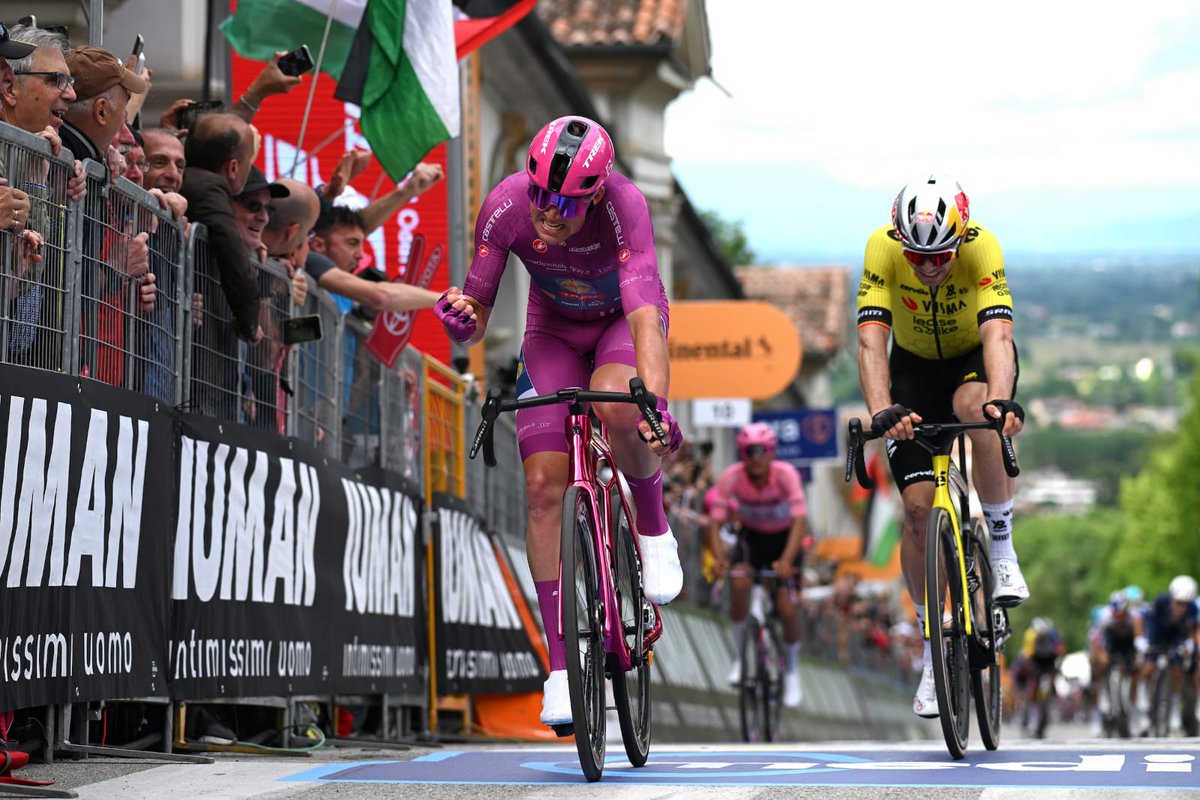 FG_labadana's tweet image. GIRO DE ITALIA 🇮🇹 
♂️ #WORLDTOUR
🏁 #Etapa 1️⃣3️⃣

Mads PEDERSEN 🇩🇰 del @LidlTrek consigue el un #pocker de etapas en el #Giro2025 de manera brillantísima.
Isaac DEL TORO 🇲🇽 del @TeamEmiratesUAE sigue aguantando con solvencia la #magliarosa
@Mads__Pedersen @ISAACDELTOROx1
#Italia
