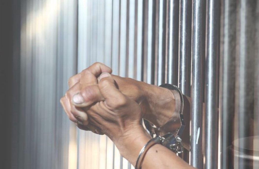 Imagínate que te acusan de un delito grave y un juez ordena detenerte. No te han juzgado. No te han escuchado. Solo hay una orden de aprehensión. ¿Puedes pedir ayuda antes de que te encierren? Sí: el juicio de amparo. Y en ese juicio puedes pedir algo urgente: que te suspendan